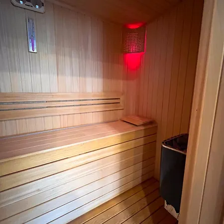 Meg With Private Pool, Sauna Jacuzzi *